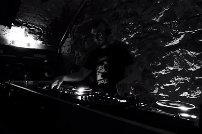 DJ-Set in einem Innenraum