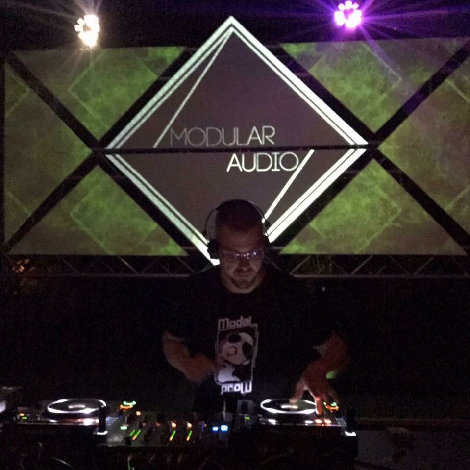 DJ-Set vor der Modular-Audio-Bühnenwand