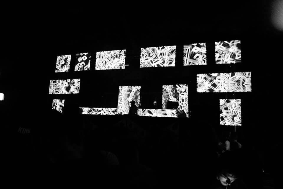 Rhema Underground – LED-Panel-Installation im Dunkeln
